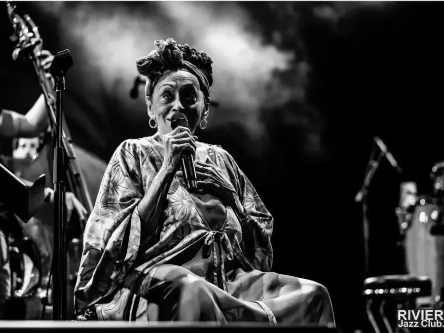 Chanteuse en concert — © Alain Karsenty / Riviera Jazz Club — Tous droits réservés