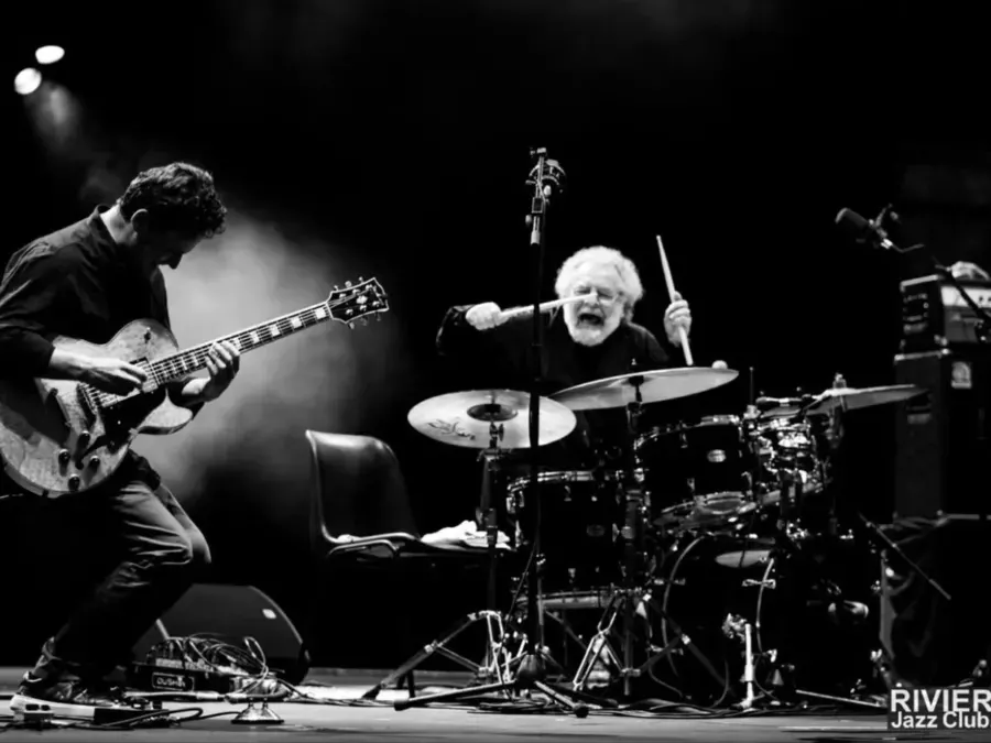 Guitare et batterie en scène — © Alain Karsenty / Riviera Jazz Club — Tous droits réservés