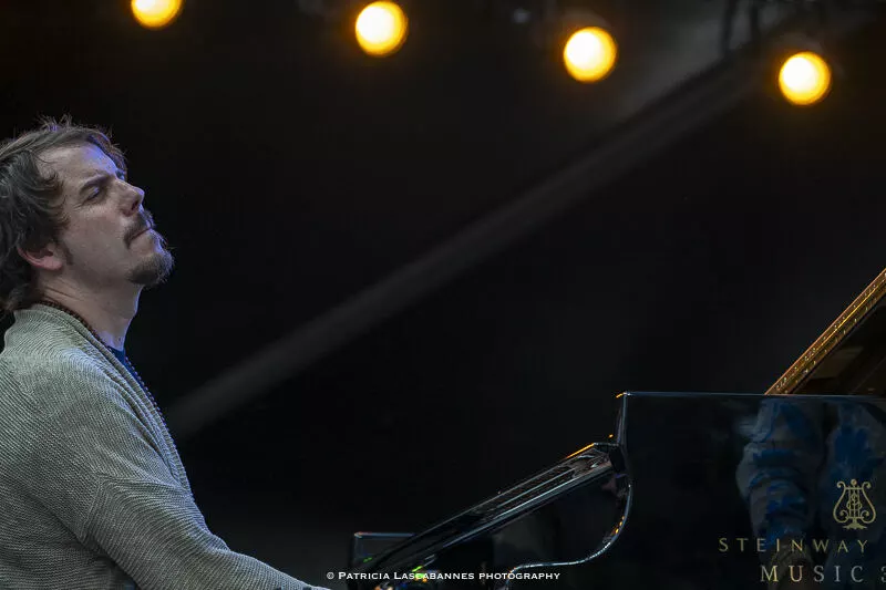Dhafer Youssef — Jazz à Juan 2026 — photo 2 — © Patricia Lascabannes / Riviera Jazz Club — Tous droits réservés