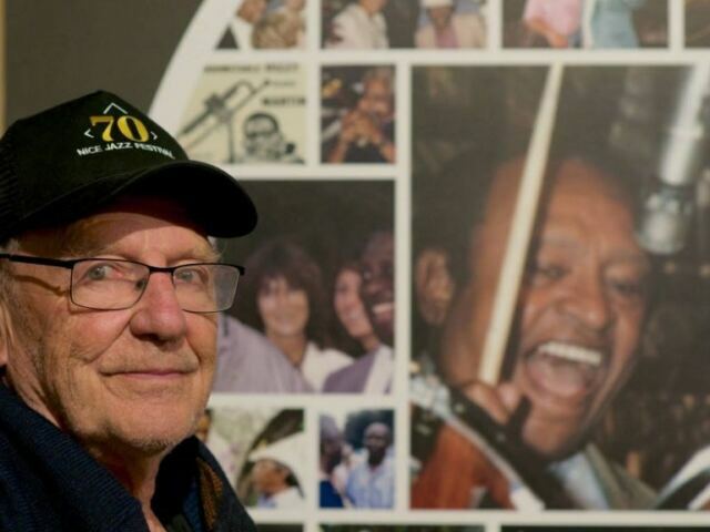 70 ans du Nice Jazz Festival : visite de Gérard Demonchy, ici devant le "tondo" présentant ses photographies de la Grande Parade du Jazz de Nice-Cimiez. — © Gérard Demonchy / Riviera Jazz Club