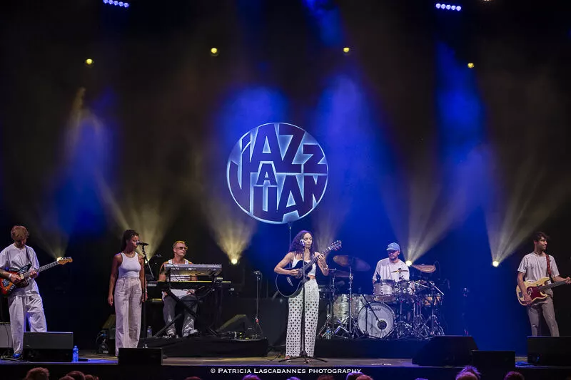 Maë Defays à Jazz à Juan 2026 — le concert en images